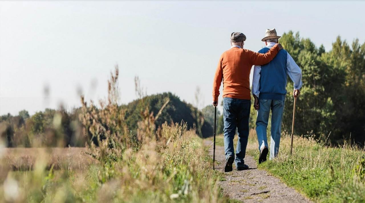 Mannen op wandelpad